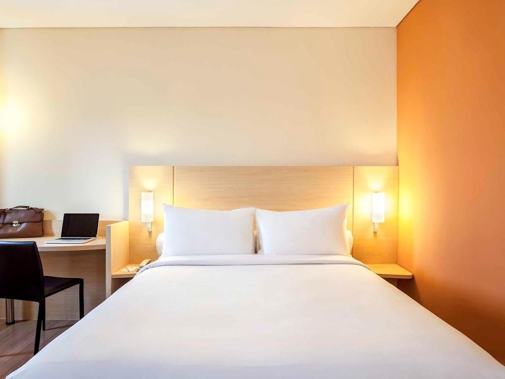 Ibis Jakarta Harmoni Exterior photo