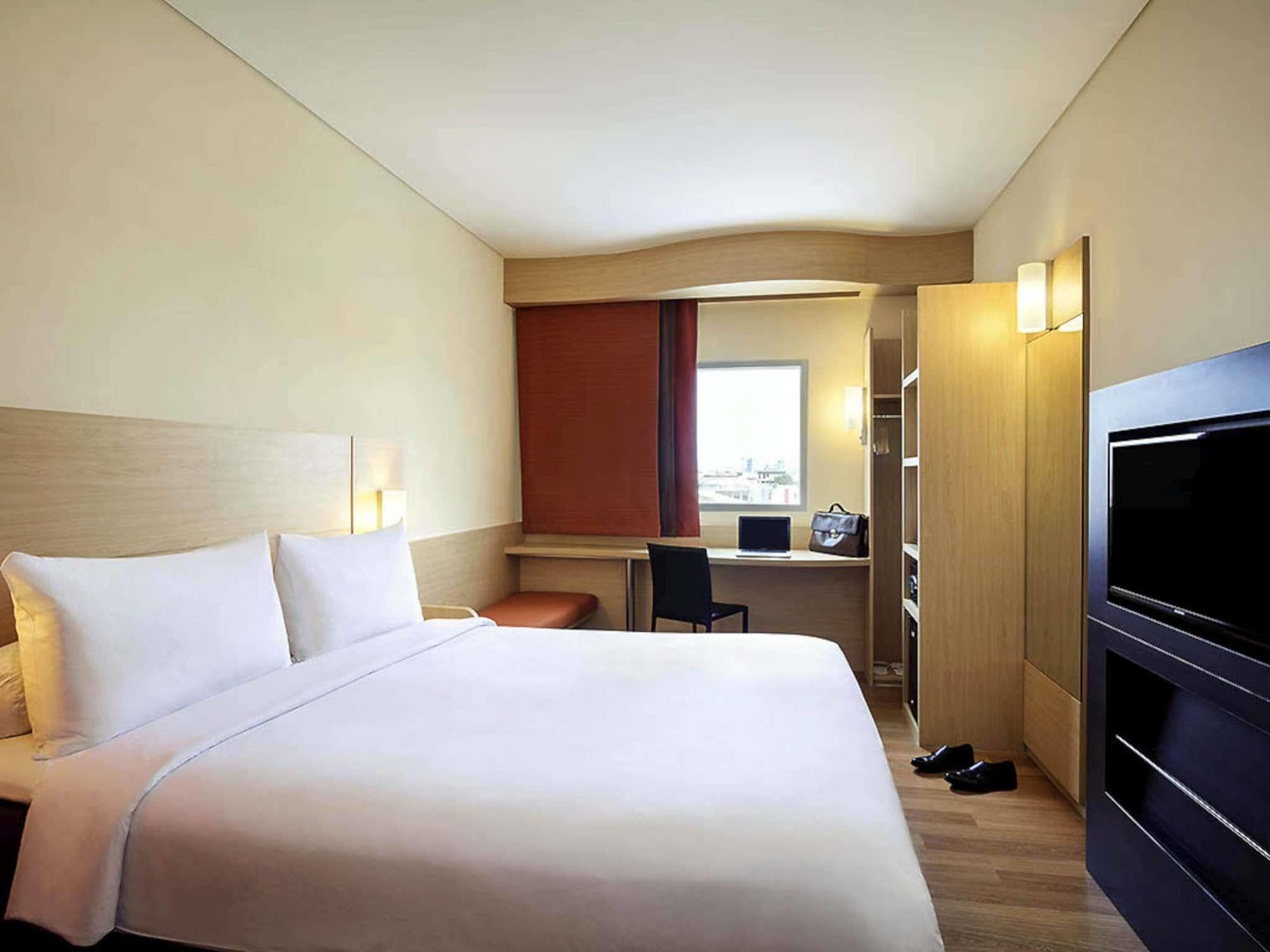 Ibis Jakarta Harmoni Exterior photo