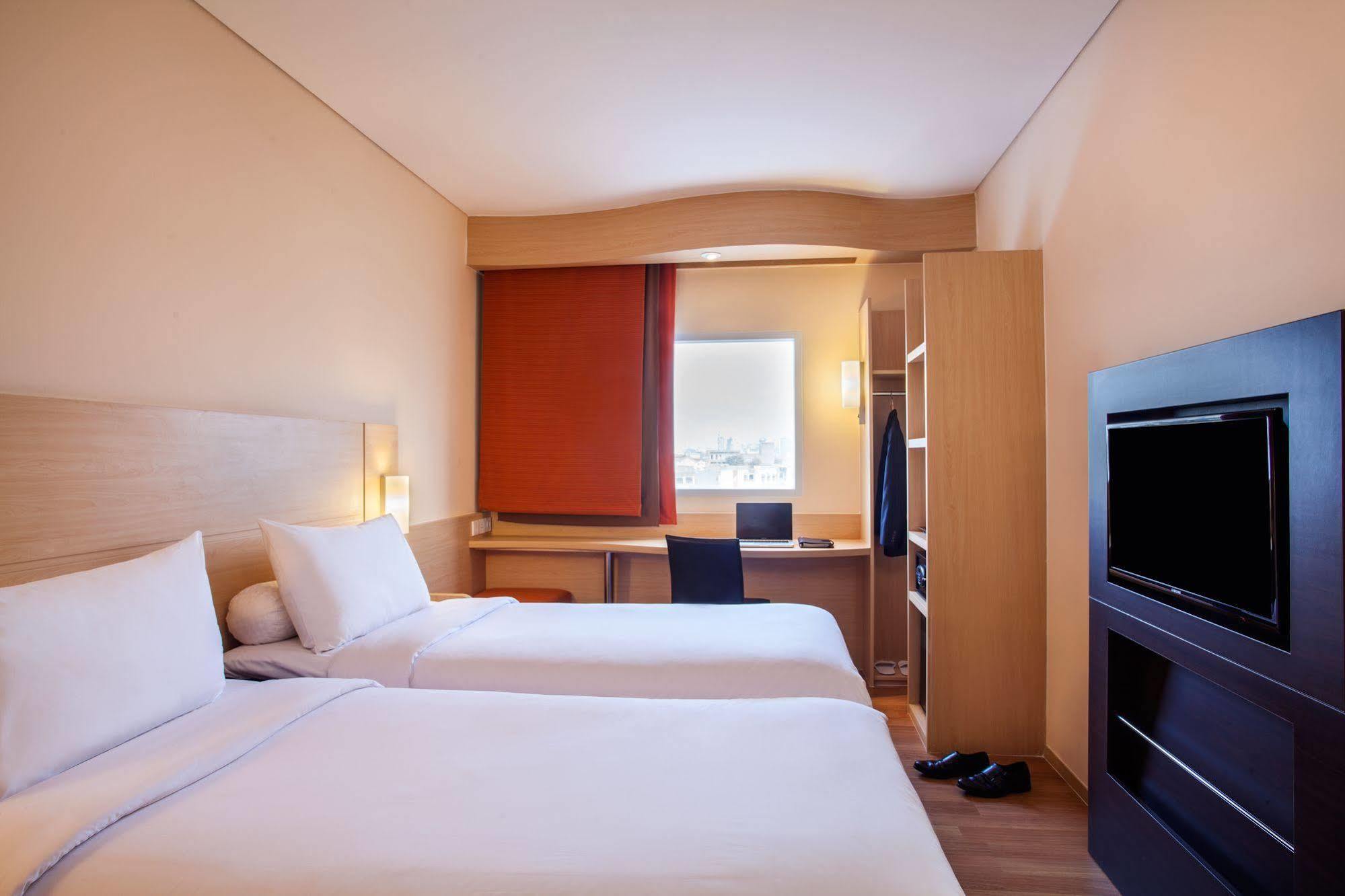 Ibis Jakarta Harmoni Exterior photo
